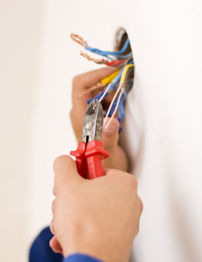 Wiedza, która jest niezbędna do wykonywania napraw, dociera do elektryka w postaci przepisów i reguł zachowania.