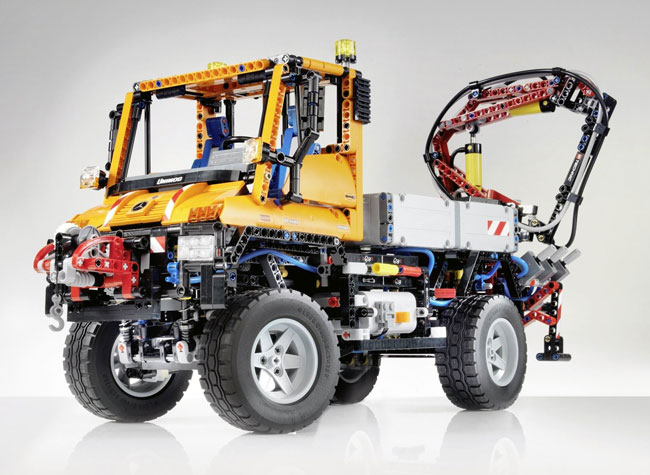 Lego Technic Unimog U 400 trafi do sklepów z zabawkami oraz salonów Mercedes-Benz w sierpniu. Cena wynosi 190 EUR fot. Mercedes