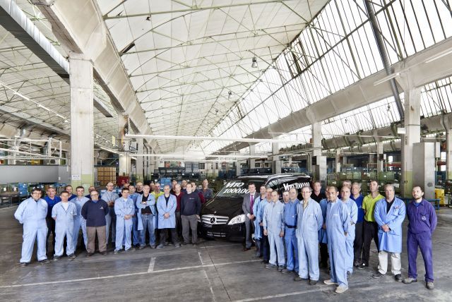 Aby upamiętnić milionowy egzemplarz Meredesa Vito , 40 pracowników hiszpańskiego zakładu stanęło do wspólnej fotografii z managerem fabryki, Emilio Titosem. Fot. Mercedes-Benz