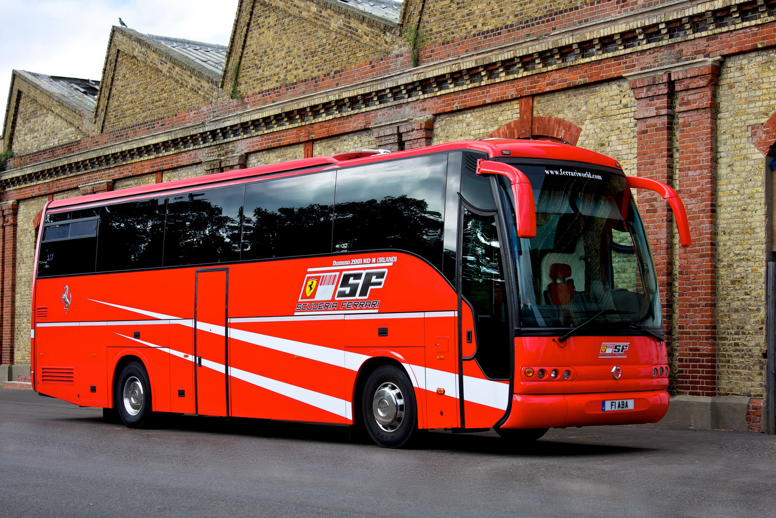 Bezpieczny autobus i wakacje 2021. Jak sprawdzić autokar?