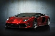 Lamborghini Aventador od Mansory- jak powszechnie wiadomo, Lamborghini produkuje samochody małe, przeznaczone do jazdy miejskiej. Dlatego też Mansory musiała ulepszyć dotychczasowy model. Zostały dodane elementy typu: światła LED, spojlery i sporo gadżetów. Poprawili chłodzenie silnika i usprawnili działanie hamulców. Natomiast moc dwunastocylindrowej jednostki została zwiększona z 700 KM do 754 KM, zaś moment obrotowy z 690 Nm do 750 Nm. W rezultacie, Aventador od Mansory przyspiesza do setki w 2,8 s (seryjny 2,9 s) oraz osiąga prędkość maksymalną 355 km/h. Lamborghini Aventador od Mansory- jak powszechnie wiadomo, Lamborghini produkuje samochody małe, przeznaczone do jazdy miejskiej. Dlatego też Mansory musiała ulepszyć dotychczasowy model. Zostały dodane elementy typu: światła LED, spojlery i sporo gadżetów. Poprawili chłodzenie silnika i usprawnili działanie hamulców. Natomiast moc dwunastocylindrowej jednostki została zwiększona z 700 KM do 754 KM, zaś moment obrotowy z 690 Nm do 750 Nm. W rezultacie, Aventador od Mansory przyspiesza do setki w 2,8 s (seryjny 2,9 s) oraz osiąga prędkość maksymalną 355 km/h.
