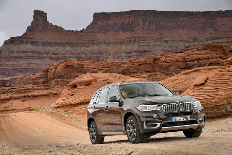 BMW X5 doczekało się trzeciej generacji. Wyposażenie obejmuje m.in. aktywny tylny spoiler, 16-głośnikowy zestaw audio czy kamerę z widokiem auta z lotu ptaka.