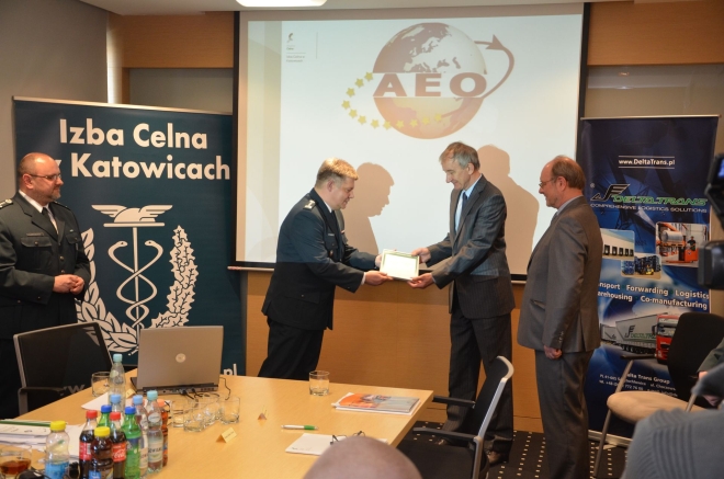 Włodzimierz Wołczew, Dyrektor Izby Celnej w Katowicach wręcza świadectwo AEO dla przedsiębiorstwa Delta Trans Transporte