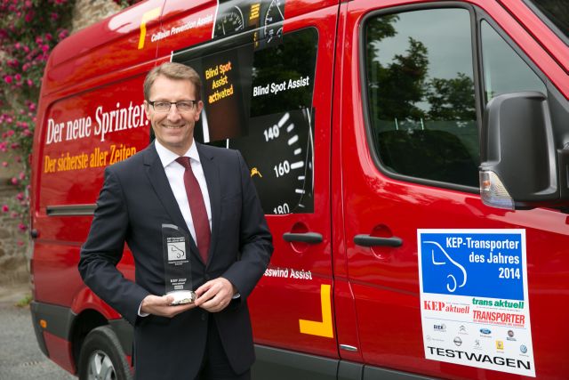 Modele Mercedes-Benz - Vito113 CDI oraz Sprinter 316 CDI zostały uhonorowane tytułami kurierskich vanów roku - "CEP Van of the Year 2014". Fot. Mercedes-Benz