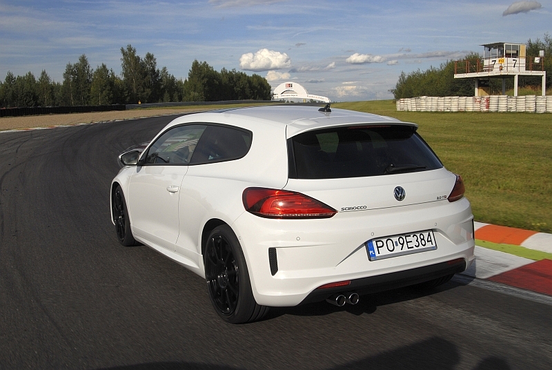 Scirocco 2.0 TSI o mocy 220 KM, wyposażony w elektroniczną szperę ma dość daleko przesuniętą granicę podsterowności.