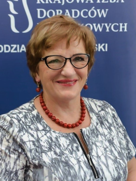 Danuta Bącler - doradca podatkowy prowadzący nieustannie własną kancelarię od 1991 roku, najpierw jako biuro rachunkowe, a później rodzinną firmę (kancelarię podatkową). Absolwentka Uniwersytetu Ekonomicznego we Wrocławiu (dawniej: Akademii Ekonomicznej). Obecnie pełni obowiązki Przewodniczącej Zarządu Dolnośląskiego Oddziału Krajowej Izby Doradców Podatkowych. W poprzedniej kadencji Zarządu Dolnośląskiego Oddziału KIDP była skarbnikiem. Z powodzeniem łączy pracę zawodową z prowadzeniem zajęć na Uniwersytecie Ekonomicznym na studiach podyplomowych dla kandydatów na doradców podatkowych.
