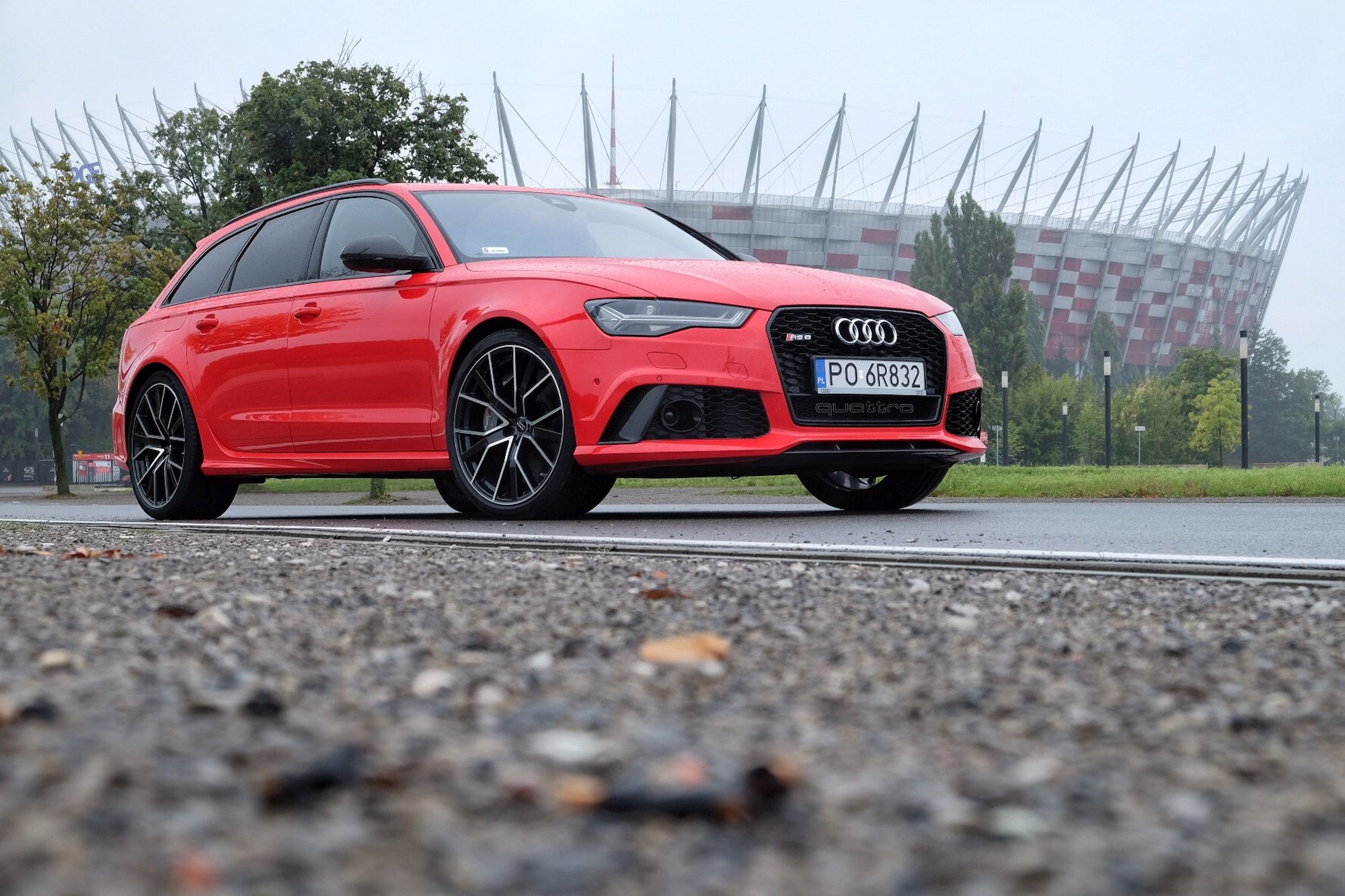 Przednia część nadwozia Audi RS6 Performance ma wyjątkowo stonowaną formę.