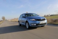 Recenzowany egzemplarz Skody Rapid Spaceback napędza czterocylindrowy, turbodoładowany silnik z serii TSI o pojemności 1,2 l, rozwijający moc maksymalną 85 KM przy 4800 obr./min. oraz maksymalny moment obrotowy 160 Nm w przedziale od 1500 do 3500 obr./min. Recenzowany egzemplarz Skody Rapid Spaceback napędza czterocylindrowy, turbodoładowany silnik z serii TSI o pojemności 1,2 l, rozwijający moc maksymalną 85 KM przy 4800 obr./min. oraz maksymalny moment obrotowy 160 Nm w przedziale od 1500 do 3500 obr./min.