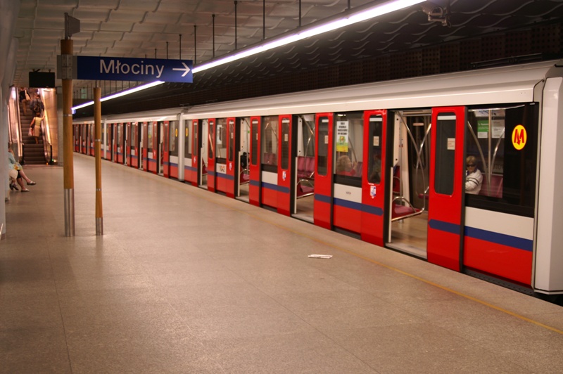Jak dojechać komunikacją na Marsz Miliona Serc w Warszawie. Dodatkowe autobusy, tramwaje, pociągi Szybkiej Kolei Miejskiej. Metro kursuje częściej