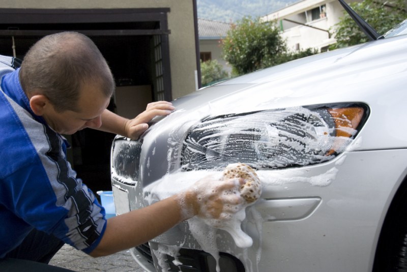 Czy wiesz jak umyć auto po zimie? Infor.pl